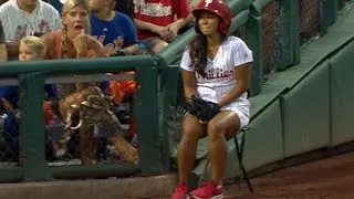 NYM@PHI: Fan interferes with fair ball