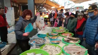 阿源越賣越便宜，老闆娘的臉就越來越臭 台中水湳市場  海鮮叫賣哥阿源  Taiwan seafood auction