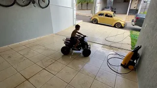 Zerinho de quadriciclo na garagem.