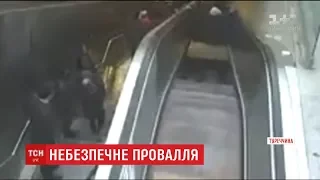 У Мережі з'явилося відео, як чоловік провалився під ескалатор у стамбульському метро