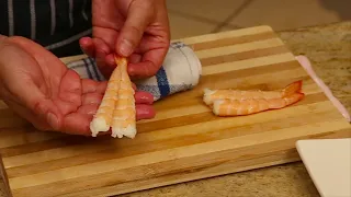 HOW TO MAKE SUSHI - PREPARING PRAWNS