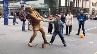 Gold Rugby player Living Statue busker - Auckland (clip 1)