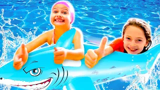 Las aventuras de Selín y su hermano en la piscina. Videos para niños. Juegos de sirenas.