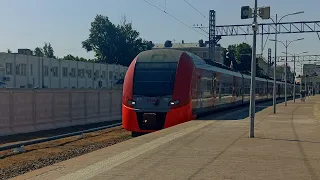 ЭС2Г 100 Ласточка, сообщением Санкт-Петербург - Сосново, отправляется со ст. Финляндский вокзал.