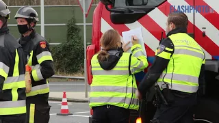 Brandweerauto zwaar beschadigd na ongeval - Aveling Hoogvliet