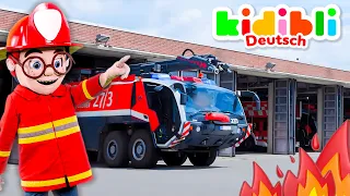 🔥 Die Kinder spielen mit einem Feuerwehrauto 🚒✈ Die Kinder tun so, als würden sie spielen! ⛑ Kidibli