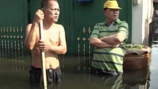 Thai officials on defensive as flood anger mounts