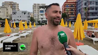 Top Channel/ Moti i keq nuk largon pushuesit! Në plazhet e Durrësit sot kishte shumë pushues