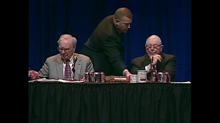 Warren Buffett & Charlie Munger Disagree About the Future of America (2005)