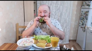 MUKBANG RUSSIA. EATING fish cutlet. МУКБАНГ РОССИЯ ИТИНГ РЫБНЫЕ КОТЛЕТЫ. ASMR. АСМР.