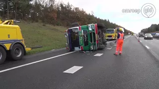 Vrachtwagen met melk kantelt op A1