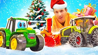 Johnny le tracteur cherche des cadeaux de Noël dans la neige. Jeux avec voitures pour enfants.