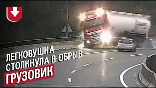 Легковушка вытолкнула грузовик с 20-метрового путепровода