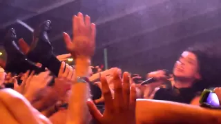 Annie Clark vs Greedy Fan stealing her shoe (St. Vincent Crowd Surf Coachella- Krokodil)