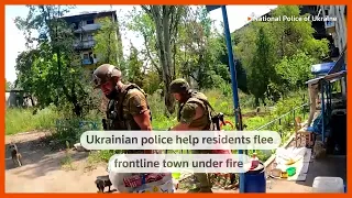 Heavy shelling causes civilians to flee Ukrainian town