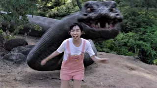 The girl was swallowed alive by a big snake after falling!