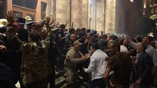 Karabakh: Police clash with residents by Armenian government building in Yerevan | AFP