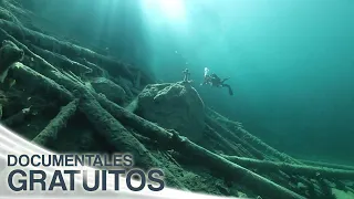 Lagos alpinos, profundidades oscuras y cumbres gélidas