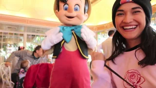 Disneyland Character Breakfast VLOG w/ Captain hook , Eeyore , Pinocchio , Tigger , Chip , Raffaki
