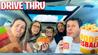 PEDINDO E COMENDO TUDO QUE A PESSOA DA FRENTE ESCOLHEU NO DRIVE THRU COM MINHA FAMÍLIA NA VIAGEM