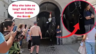 FED UP KING’S HORSE GUARD USES HIS FOOT TO MOVE AWAY THIS STUPID TOURIST! 😡🤬