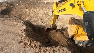 sumıtomo Excavator I loaded soil on trucks