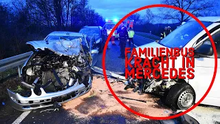 Familienbus gerät in Gegenverkehr und kracht in Mercedes - Sieben verletzte darunter drei Kinder