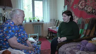 «Вот это да!». 96-летняя бабушка вяжет носки и коврики / 06-05-2024