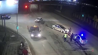 Авария с двумя машинами в Волгограде попала на видео