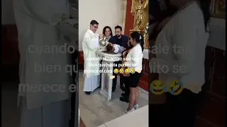 Mira reacción de bebé al ser bautizado por sacerdote #humor #shorts #Viral