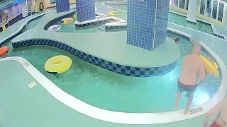 Мальчик застрял на дне бассейна