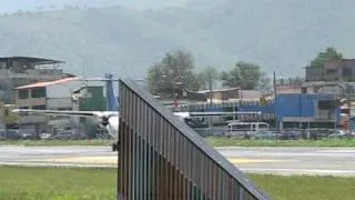 ATR-42 de Santa Barbara despegando en Mérida