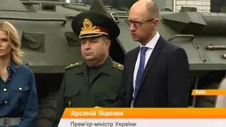 Яценюк лично проверил новую бронированную технику для АТО