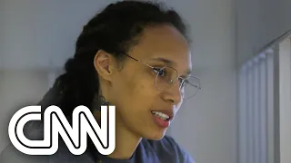 Estrela do basquete dos EUA, Brittney Griner é solta na Rússia após troca com prisioneiro | LIVE CNN