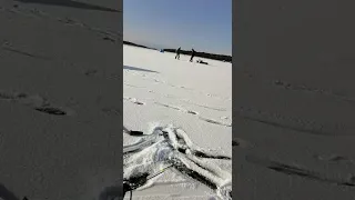 Мужчины с топором на озере Буссе озадачили сахалинских рыбаков