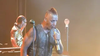 Тилль Линдеманн разбил голову!Bis Lindemann sich den Kopf gebrochen hat!