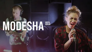 MODESHA - live @ Club Gretchen | LIVING IN A BOX