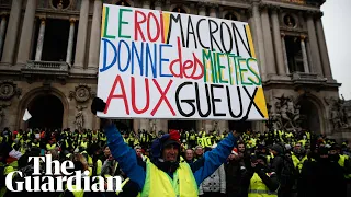 Gilets jaunes resume protests and clash with Paris riot police