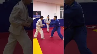 Judo Tai-Otoshi - передняя подножка, под наступающего соперника, в двух вариациях. Школа ORTUS.KZ