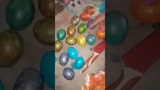 красим пасхальные яйца
