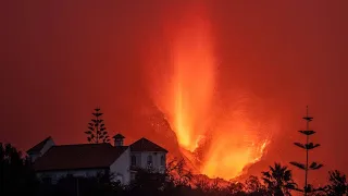 La Palma Volcano Update: New Lava Arm Nears Sea - Factory Fire Causes Lockdown -Seismicity Decreases