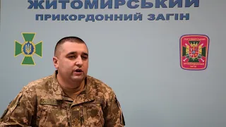 (ВІДЕО) На кордоні з Білоруссю у днищах вантажівок виявили дві партії контрабандних сигарет