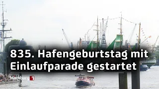 835. Hafengeburtstag gestartet: Zahlreiche Menschen schauen sich die Einlaufparade an