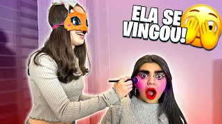 MINHA AMIGA ME MAQUIOU DE OLHOS VENDADOS! *Estragou minhas makes 😱