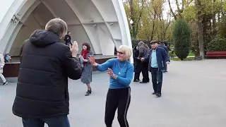 С розою красивою!!!Танцы в парке Горького,Харьков.
