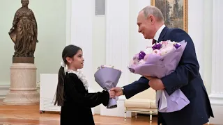 Путин встретился с девочкой из Дагестана, которая не смогла с ним пообщаться в Дербенте