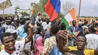 Thousands of coup supporters rally near French base in Niger