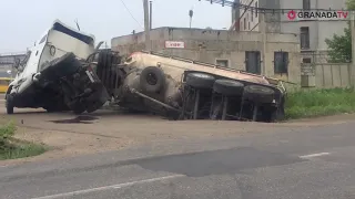 Асфальт провалился под большегрузом в Магнитогорске