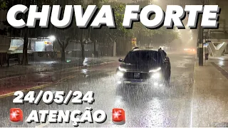 Na Madruga Temporal, Raios e Chuva Forte em Balneário Camboriú Santa Catarina