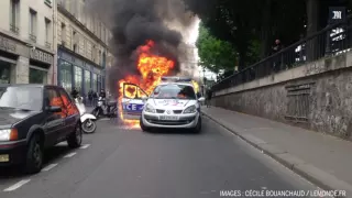 Une voiture de police incendiée en marge de la manifestation à Paris